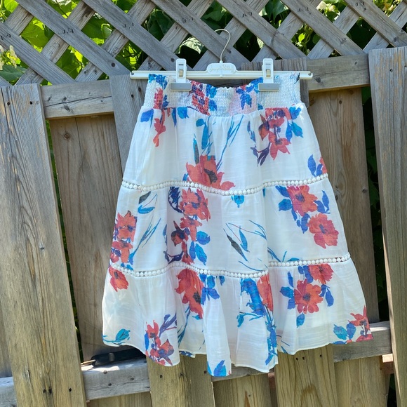 NWOT Ricki’s White Floral Skirt - Picture 2 of 2